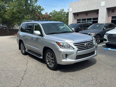 Used 2013 Lexus LX 570 4WD w/ Luxury Pkg image 3