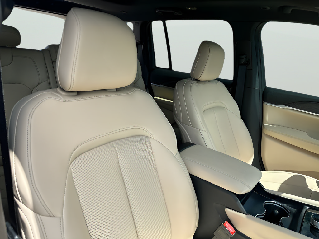 New 2026 Jeep Grand Cherokee Limited w/ Luxury Tech Group II RWD image 39