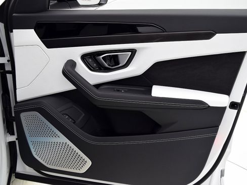 Used 2021 Lamborghini Urus image 37