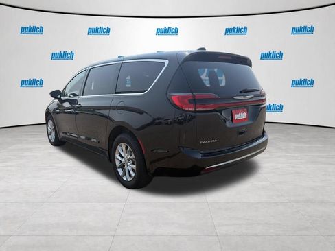 Used 2023 Chrysler Pacifica Touring-L w/ Uconnect Theater Family Group AWD/4WD image 3