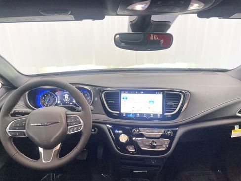 New 2026 Chrysler Pacifica Select image 8