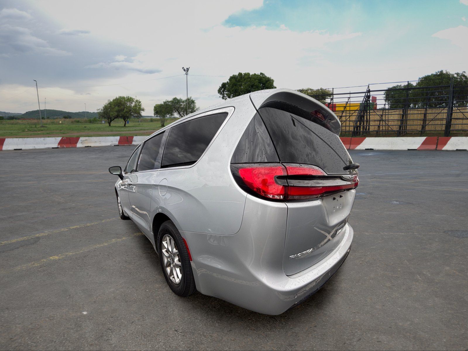 Used 2024 Chrysler Pacifica Touring-L FWD image 4