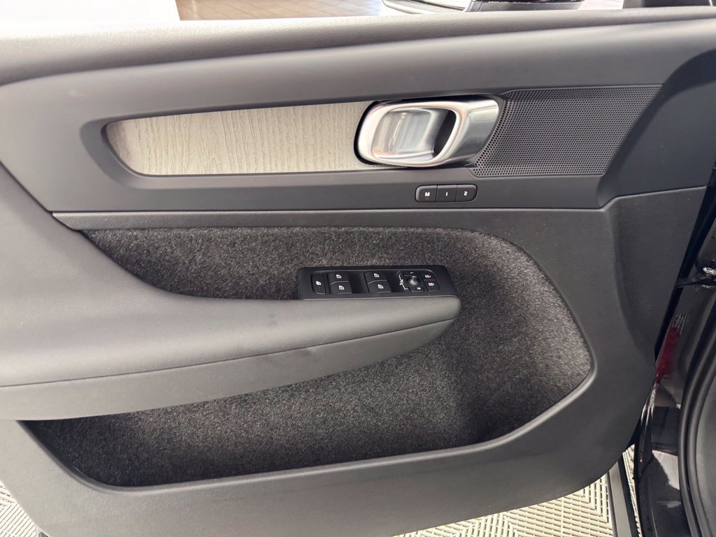 Certified 2024 Volvo XC40 B5 Core AWD/4WD image 16