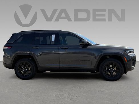 New 2026 Jeep Grand Cherokee Altitude image 7