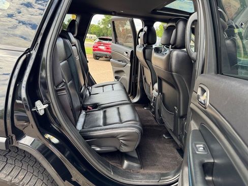 Used 2019 Jeep Grand Cherokee Laredo AWD/4WD image 24