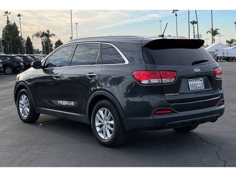 Used 2018 Kia Sorento LX image 4