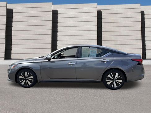 Used 2022 Nissan Altima 2.5 SV FWD image 2