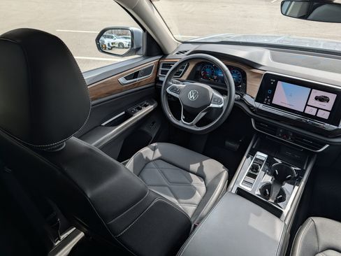 Used 2025 Volkswagen Atlas SE AWD/4WD image 9