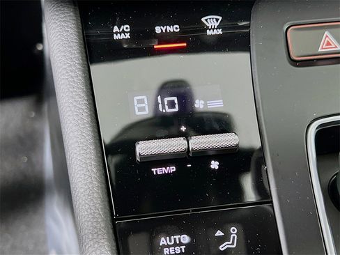 New 2026 Porsche Macan Base image 18