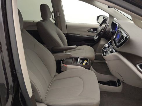 Used 2019 Chrysler Pacifica Touring Plus w/ Tire & Wheel Group FWD image 21