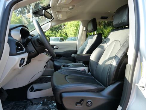 Used 2024 Chrysler Pacifica Touring-L FWD image 23
