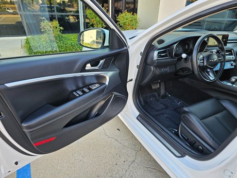 Used 2025 Genesis G70 2.5T image 15