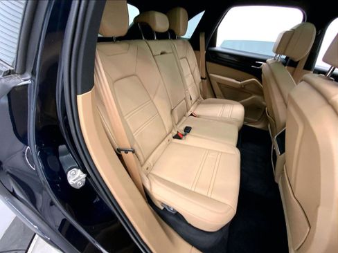 Used 2023 Porsche Cayenne Platinum Edition image 22