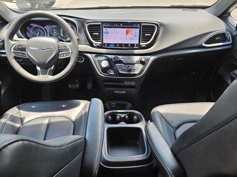 Used 2025 Chrysler Pacifica Select FWD image 15