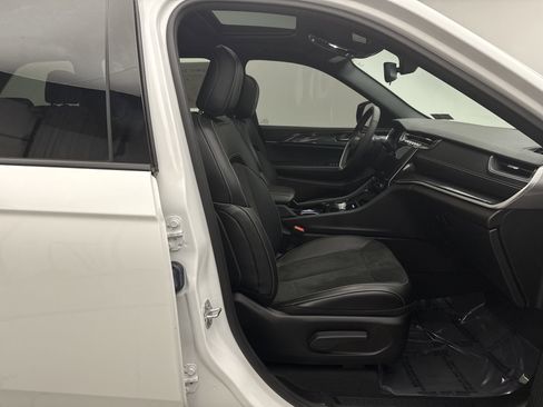 Used 2023 Jeep Grand Cherokee Altitude image 17