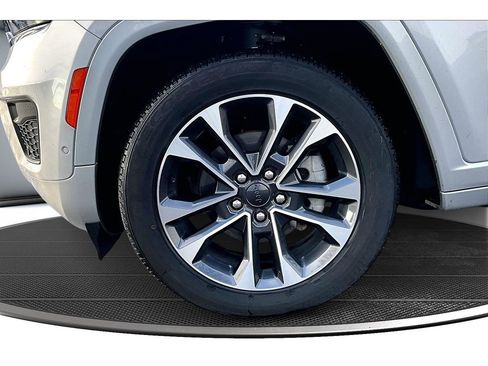 Certified 2024 Jeep Grand Cherokee Overland w/ Luxury Tech Group IV image 10