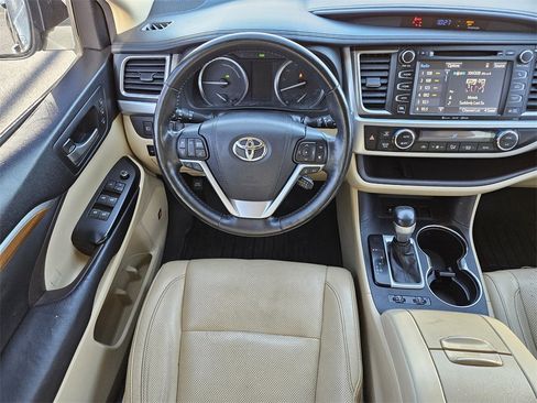 Used 2017 Toyota Highlander Limited Platinum image 27