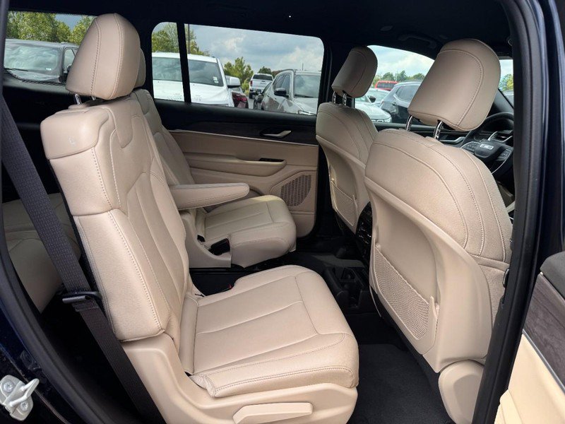 Used 2023 Jeep Grand Cherokee L Limited AWD/4WD image 12
