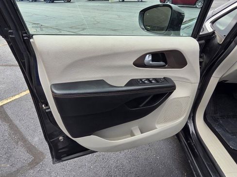 Used 2017 Chrysler Pacifica Touring-L Plus w/ Advanced Safetytec Group FWD image 23