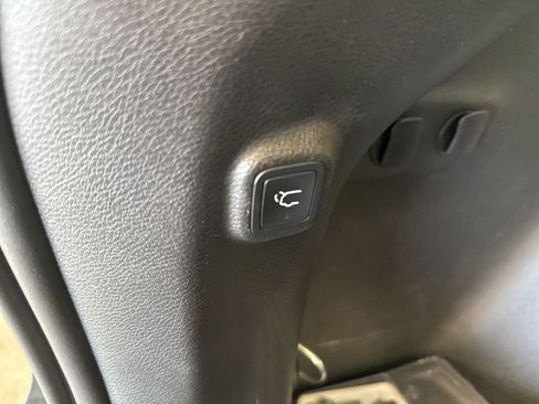 Used 2019 Jeep Cherokee Latitude Plus w/ Comfort/Convenience Group AWD/4WD image 23