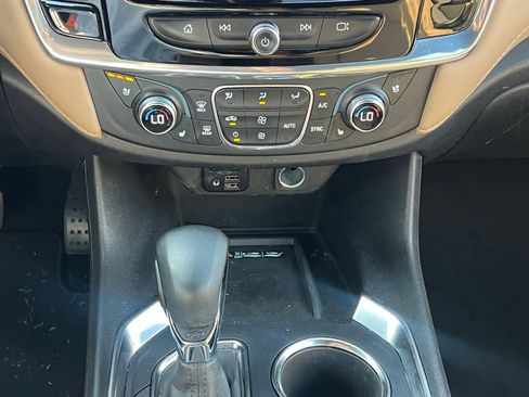 Used 2023 Chevrolet Traverse Premier FWD image 35