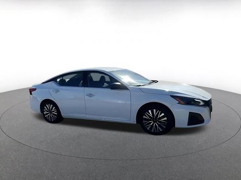 Used 2025 Nissan Altima 2.5 SV image 2