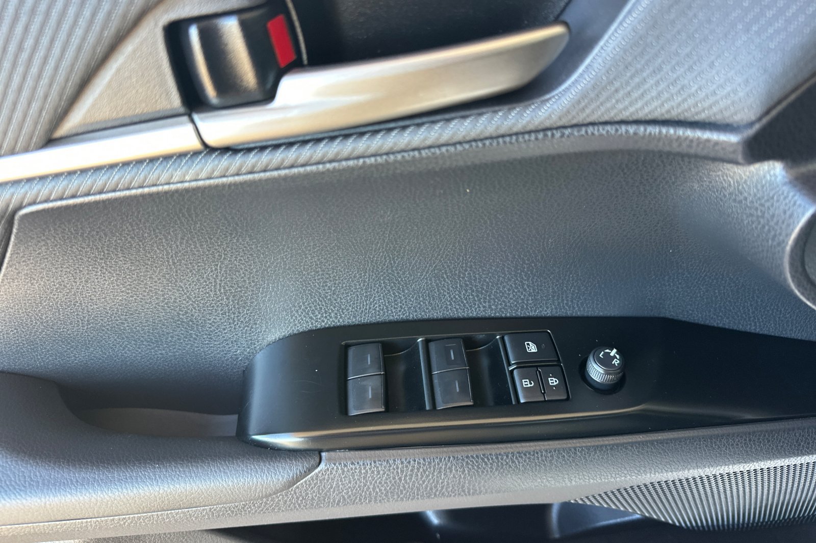 Used 2025 Toyota Camry SE FWD image 8