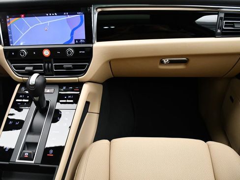 Used 2025 Porsche Macan image 24