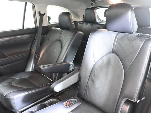 Used 2022 Toyota Highlander Platinum AWD/4WD image 4