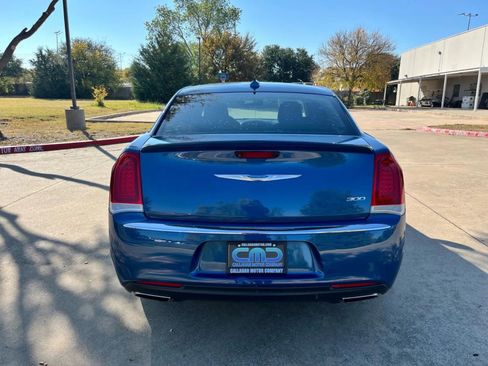 Used 2021 Chrysler 300 Touring w/ Driver Convenience Group RWD image 6