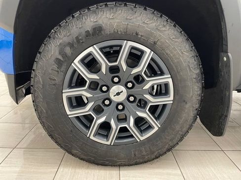 Used 2024 Chevrolet Colorado Z71 w/ Z71 Convenience Package 2 image 9