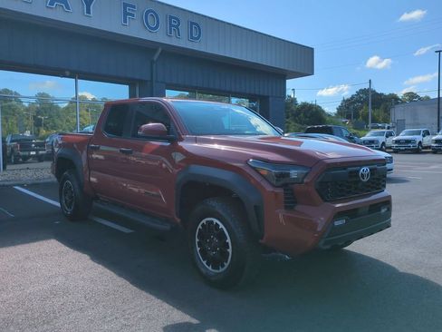 Used 2025 Toyota Tacoma TRD Off-Road w/ TRD Off Road Upgrade Package AWD/4WD image 3