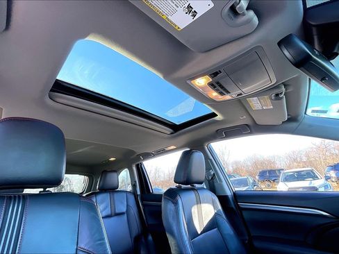 Used 2019 Toyota Highlander AWD V6 image 14