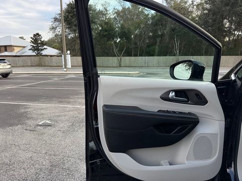 Used 2024 Chrysler Pacifica Touring-L image 34