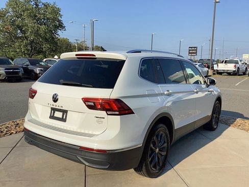 Used 2022 Volkswagen Tiguan SE w/ Panoramic Sunroof Package AWD/4WD image 7