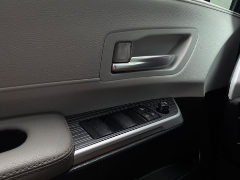 Used 2025 Toyota Sienna XLE FWD image 23