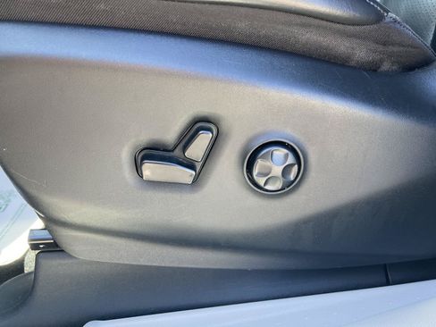 Used 2023 Chrysler Pacifica Touring-L FWD image 16
