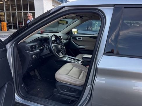 Used 2020 Ford Explorer XLT w/ Equipment Group 202A image 10