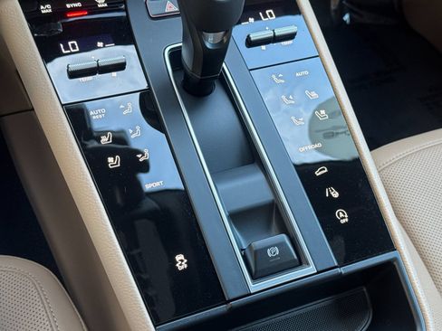 Certified 2026 Porsche Macan AWD/4WD image 24