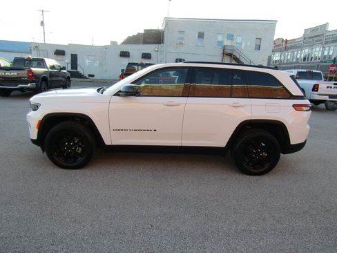 Used 2024 Jeep Grand Cherokee Altitude AWD/4WD image 6
