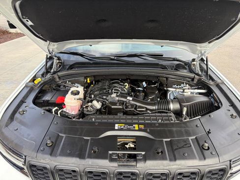 Used 2024 Jeep Grand Cherokee L Laredo image 25