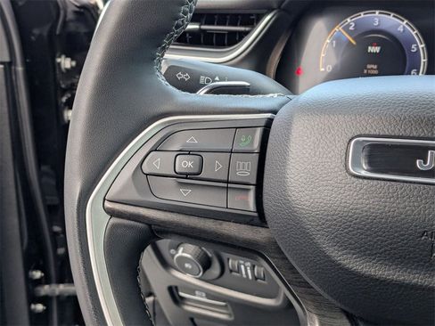 Used 2024 Jeep Grand Cherokee L Limited w/ Luxury Tech Group II image 19