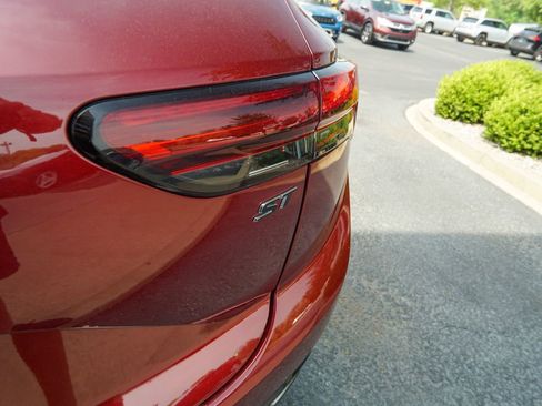 Used 2022 Buick Envision Essence w/ Technology Package II FWD image 9