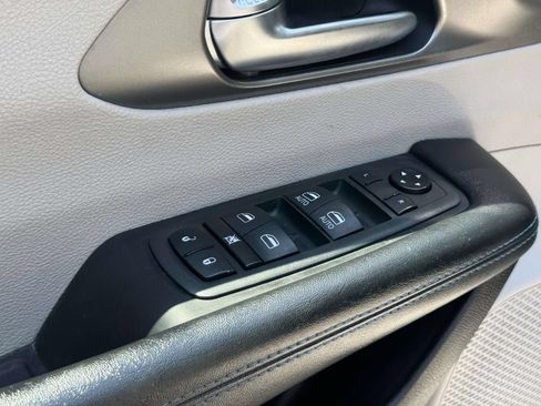 Used 2021 Chrysler Pacifica Touring-L FWD image 16