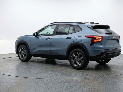 Used 2025 Chevrolet Trax LT FWD image 6