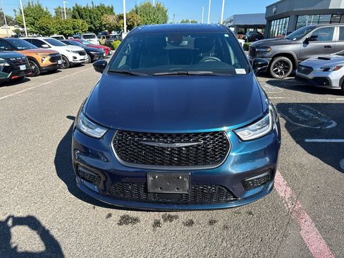 Used 2023 Chrysler Pacifica Limited w/ Uconnect Theater Family Group FWD image 2