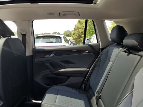 New 2026 Volkswagen Tiguan SE FWD image 10