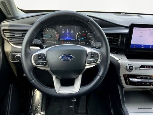 Used 2022 Ford Explorer XLT image 10