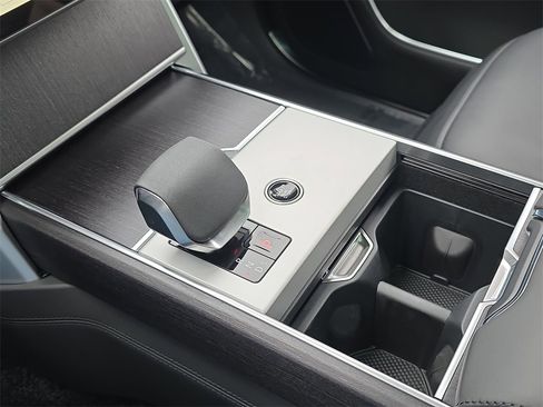 New 2025 Land Rover Range Rover Long Wheelbase SE image 25