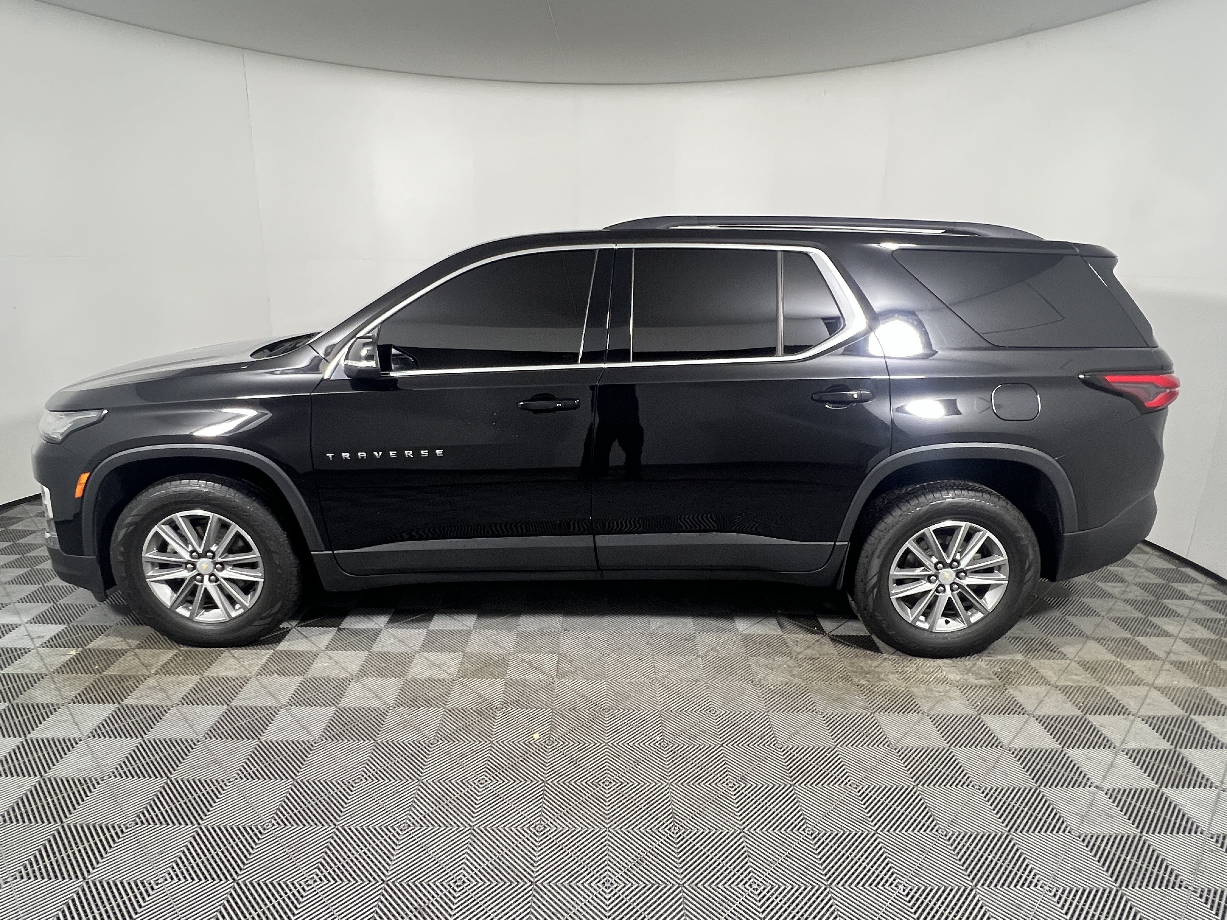 Used 2023 Chevrolet Traverse LT FWD image 2